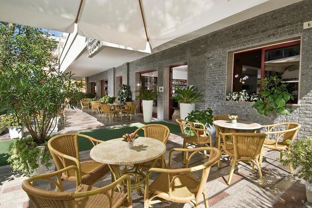 Hotel Capinera Римини Екстериор снимка