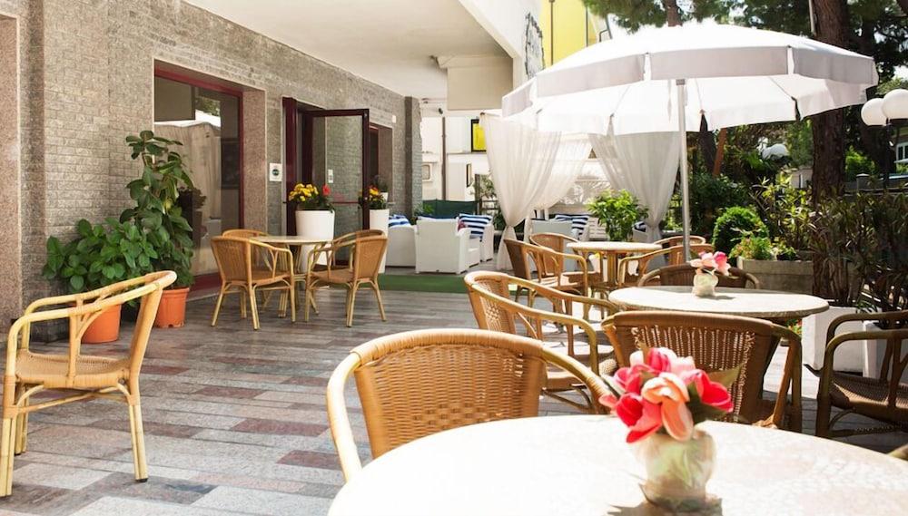 Hotel Capinera Римини Екстериор снимка