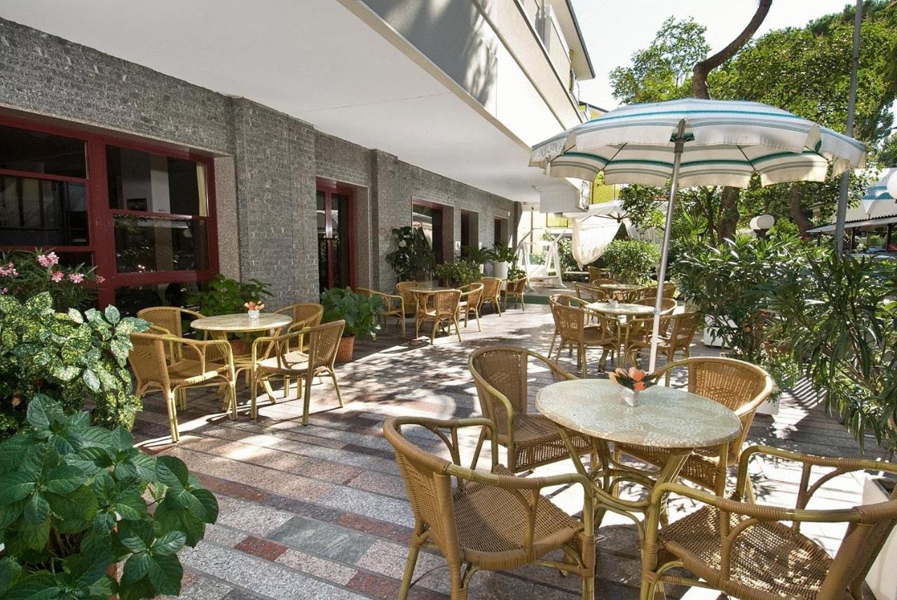 Hotel Capinera Римини Екстериор снимка